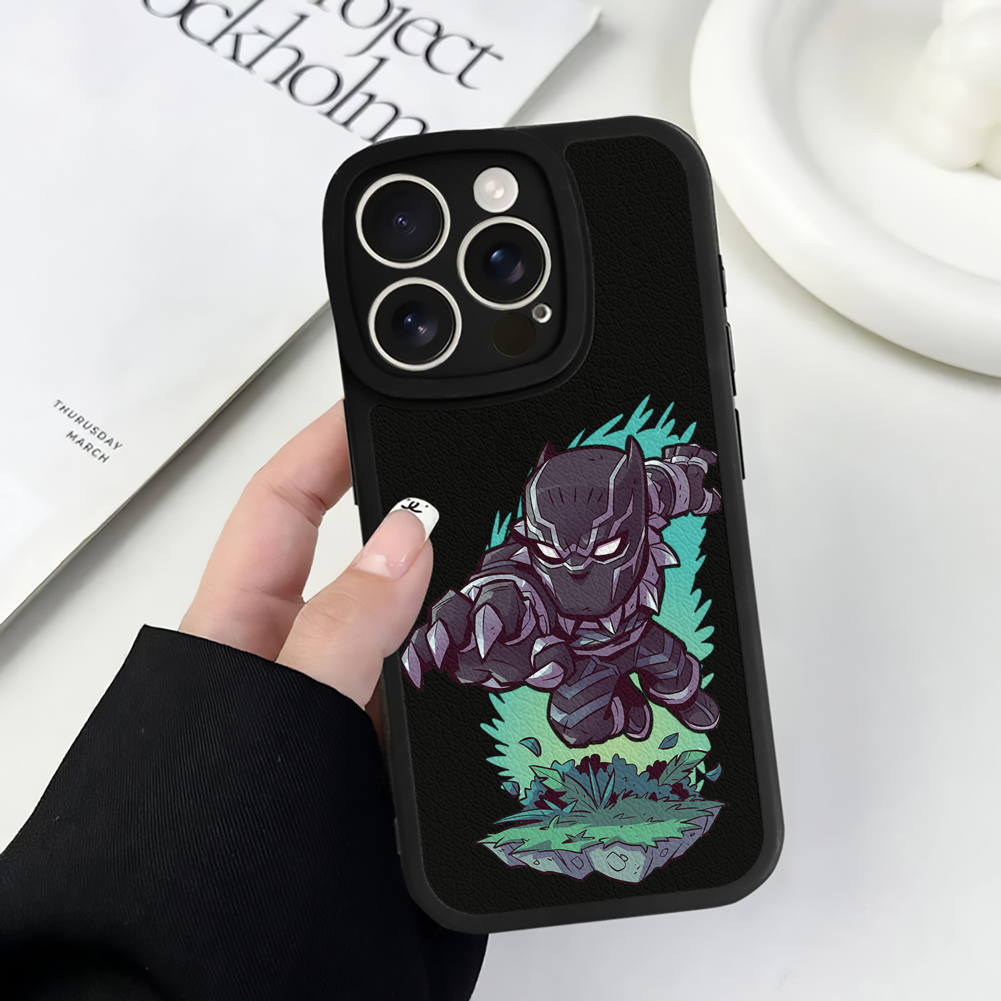 （画像用） アベンジャーズ The Avengers 【iPhone 16シリーズ対応】シリコンスマホケース（レザー調） 材質：シリコン
